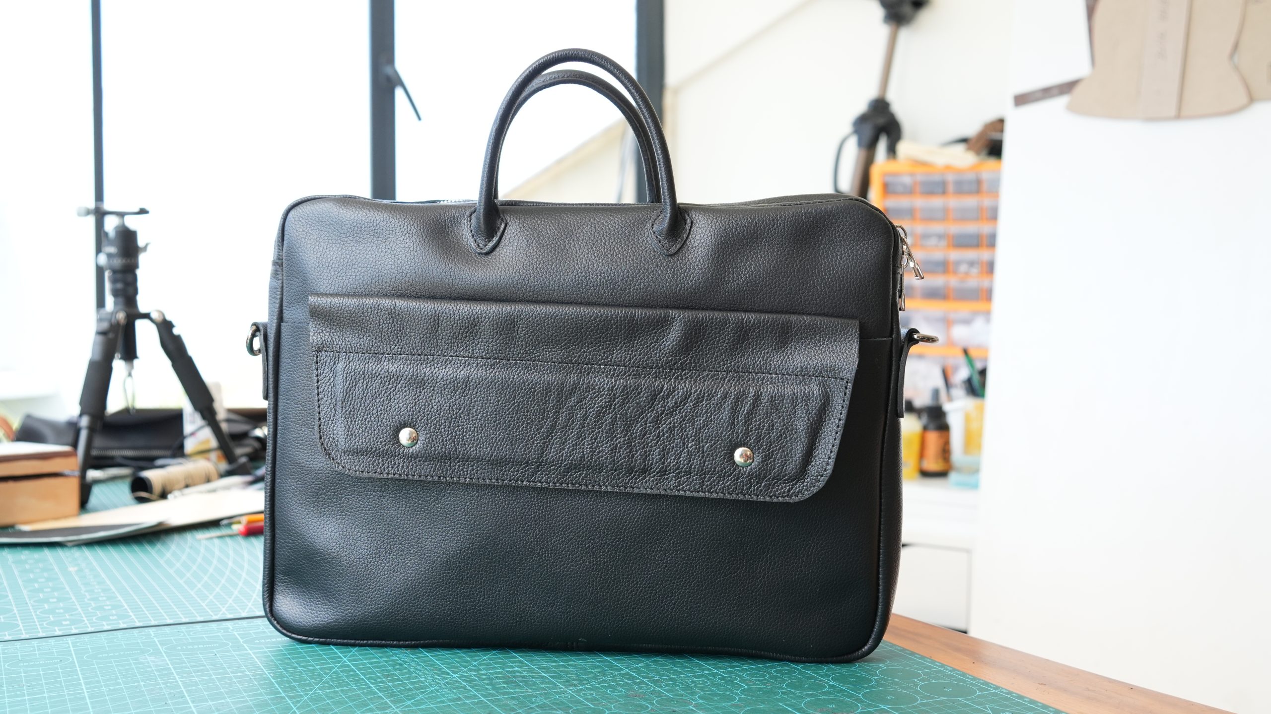 Deri Evrak Çantası – El Yapımı Avukat & Laptop Çantası | CGN LEATHER - Görsel 2