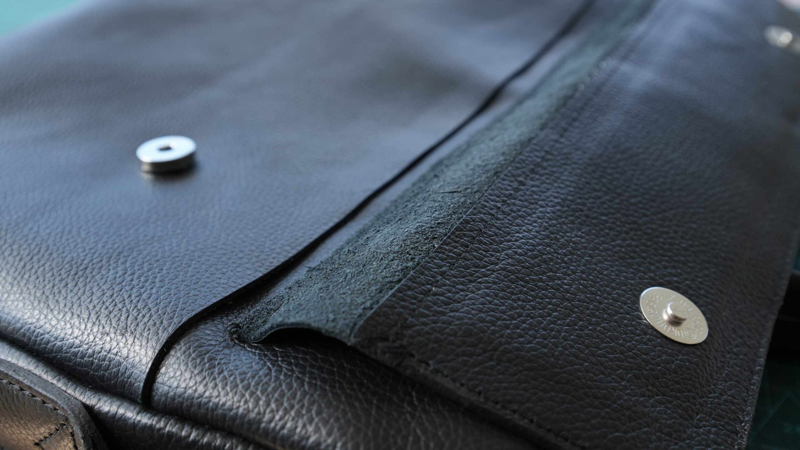 Deri Evrak Çantası – El Yapımı Avukat & Laptop Çantası | CGN LEATHER - Görsel 8